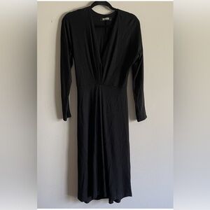 Black Jersey
Knit Long Sleeve Plunge V-Neck
Midi Carter Dress